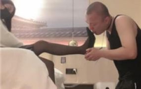 【于于鱼】高跟黑丝裸足踩地毯狗