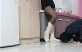 【文文文文】素人小姐姐-长靴全体重踩踏/黑丝脚捂脸/脚底喂食