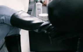 【绝美兔女王】狗舌头清理脏靴子