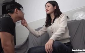 【南国原创】沫沫S霸气定制片，臭丝脚踩脸扇耳光羞辱嘲笑贱狗