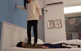 【00后蕬小乃】小婉肉丝全体重踩，深喉