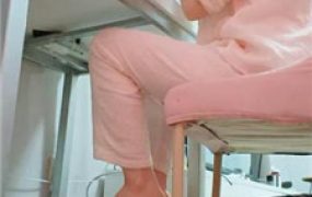 【魅儿】桌下伺候踩地毯狗