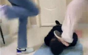 【精神小妹】极度酷刑-暴力踢踹/跳踩头部