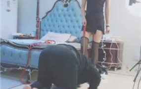 【果儿】遛狗骑马转胯踩脚垫-束缚鞭打【下】