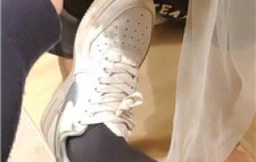 【舒苒】小白鞋丝袜踩踏喂食/伺候沐足