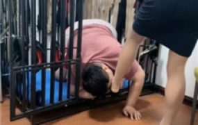 【冰色】狗笼囚禁恋足舔/吃圣水丝袜