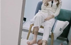 【多多】裸足踩地毯恋足调