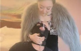 【小月牙】贵妇玩狗-吃口水闻享受/舔鞋/丝袜塞嘴/物化人体托盘