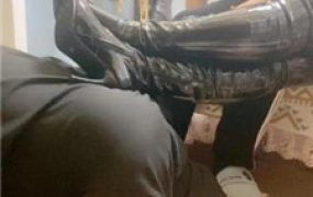 【佳琪女王】夫妻主长靴踩虐绿帽-反绑口球塞嘴