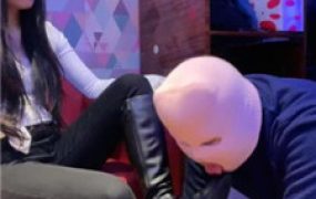 【毛绒月亮】长靴踢裆/抽耳光/踩踏闻白袜/脚插嘴