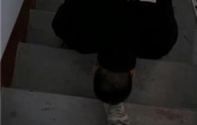 【辣姐】楼梯间公开处刑遛狗