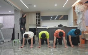 轰鸣巨响重击耳光呼懵四奴才，花样训三马壕无人性