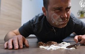 贱狗跪地舔食可爱小美女踩烂的蛋糕！鞋底和脚趾缝里的全舔净！