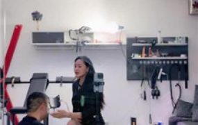 【尤金女皇】抽耳光/藤条鞭打/踩踏/虐乳舔臭脚