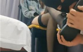 【04年情侣s】情侣主臭脚丫羞辱绿帽贱奴