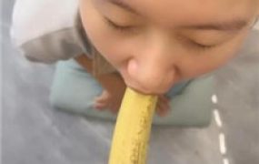 【瑶瑶】母畜-踩踏香蕉喂食/清理脏鞋底/转胯sp/黑丝酸奶脚