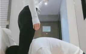 【妮蔻】踩狗爪/夹头/踢裆/窒息/鞋子插嘴/闻舔肉丝