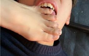 【苏西】近距离裸足舔/物化脚垫