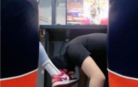 【小妮】网吧-电竞桌底甘愿做奴【完整版】