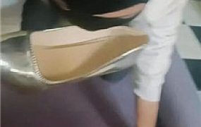 【哈市77s】跪舔高跟臭脚丫