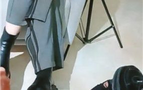 【文文文】双素人S-脚下脏鞋臭脚踩地毯狗【三视角版】