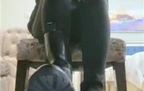 【甜一】桌底视角-臭脚丫熏狗奴