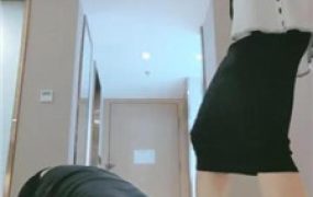 【妮蔻】短靴女神碾压踩/胯下辱/清理脏鞋/深喉/黑船袜捂脸