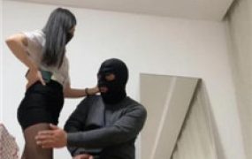 【艾拉】女上司的体罚-揪耳朵/深喉/踩踏耳光/坐脸/踢裆