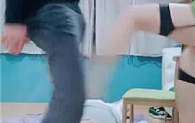 【依然】双奴-掐乳/揪耳朵/踢裆