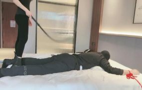 【芷镜小主】把狗绑在床上重度鞭打