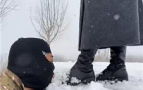 【辣姐】冰天雪地公开处刑惩罚狗