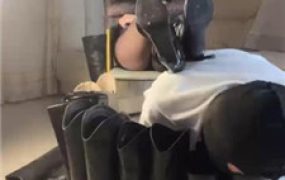 【甜心教主】多双脏长靴用狗舌头清理