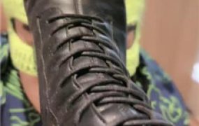 【柒柒学姐】闻丝袜/清理脏长靴/碾压踩狗头