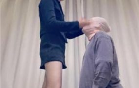 【大一诗诗】短靴黑丝白袜-虐废绿帽奴