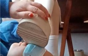 【爱可呀】母畜-舔脏鞋底臭白袜/全体重踩