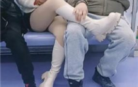 【乐爷】地铁上长靴戏耍路人