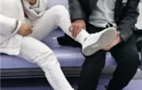 【乐姐】地铁上挑逗贱奴