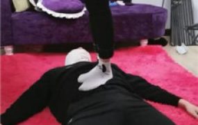 【凌儿女神】臭脚捂脸窒息/踩踏/骑马骑脖