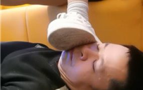 【文文文】KTV-素人小姐姐白袜白鞋踩脚垫