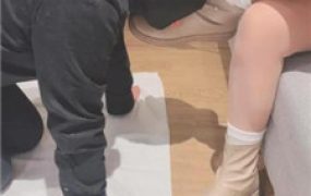 【赵奈奈】品尝裸足/踩脖窒息/吃白袜/清理白靴底