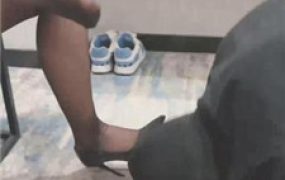 【赵奈奈】品尝原味黑丝高跟/骑马狗爬/臭脚捂脸【完整版】