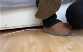 【玥野兔】近距离-雪地靴原味船袜踩虐