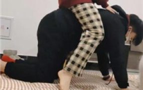 【樱樱】情侣主-让闺蜜下跪伺候-骑狗背/踩踏/奴下奴【四】