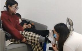 【樱樱】情侣主-让闺蜜下跪伺候-舔鞋底闻棉袜【二】