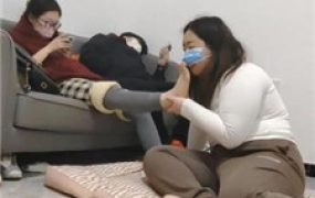 【樱樱】情侣主-让闺蜜下跪伺候-踩踏/裸足恋足舔【七】