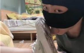 【黑泽兮】狗舌清理脏运动鞋白棉袜