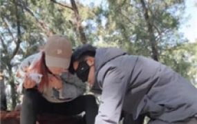 【苒溪】带狗爬山-喂食香肠/清理泥巴脏鞋底/舔雪吃/骑马