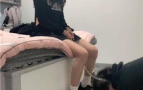 【素人挖掘机】性感学生S-白袜-sp/耳光/踩踏/舔脏鞋/脚插嘴