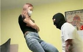 【语阳】运动鞋重度连环踢裆/白袜脚蹂躏