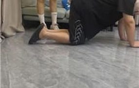 【素人挖掘机】开发白富美女神-运动鞋白袜踩踏/气味辱